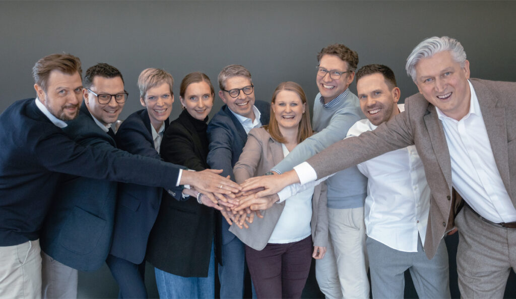 Die Gründungsmitglieder des Teuto Seed Clubs halten in der Mitte ihre ausgestreckten Hände übereinander