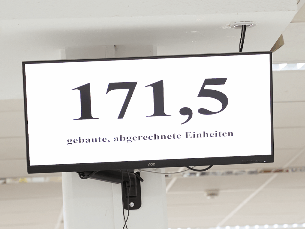 Ein Schild mit der Aufschrift: 171,5 gebaute, abgerechnete Einheiten