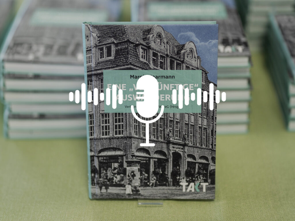 Ein Buch im Hintergrund, im Vordergrund ein Podcast-Mikrophon als Grafik