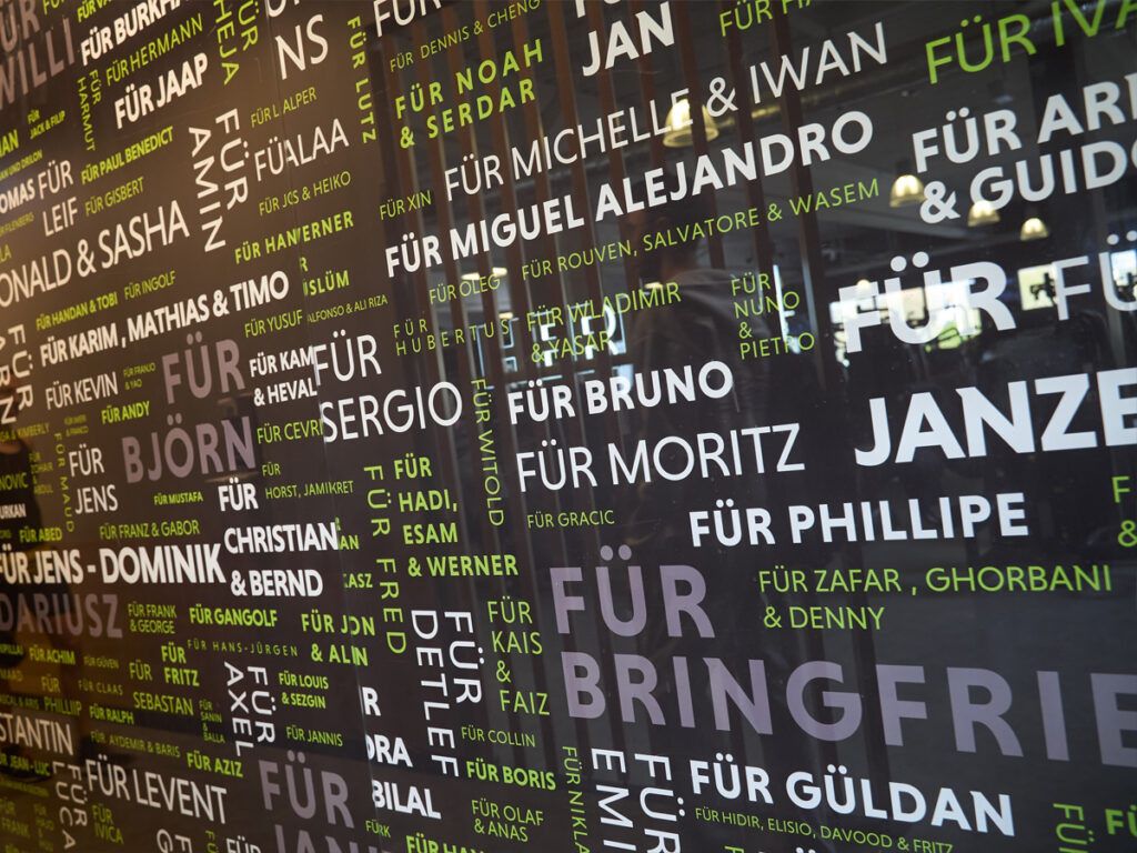 Eine Tafel mit zahlreichen Namen in Druckbuchstaben bedruckt