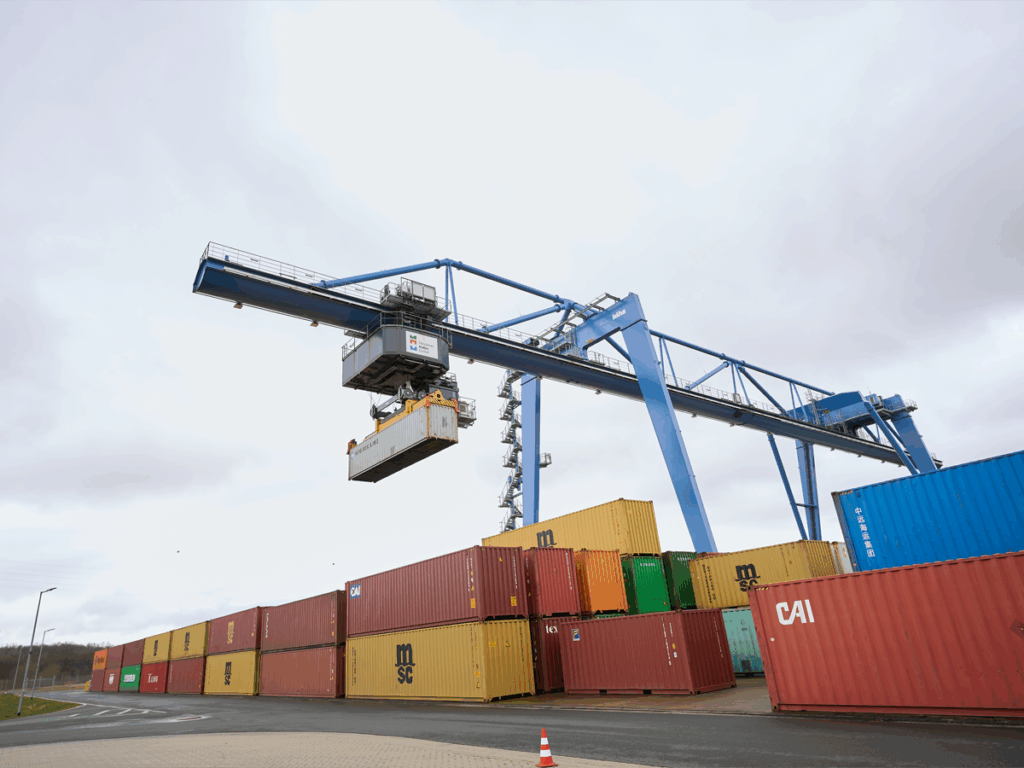 Container und ein Kran, an dem ein Container hängt