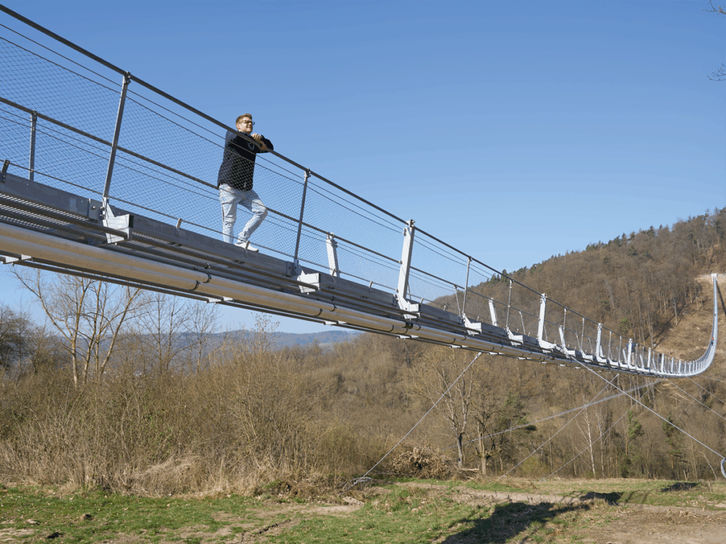Ein Mann auf dem Skywalk in Winterberg