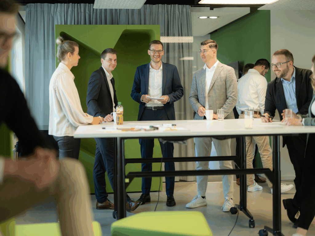 Ein Meeting mit mehreren stehenden Menschen