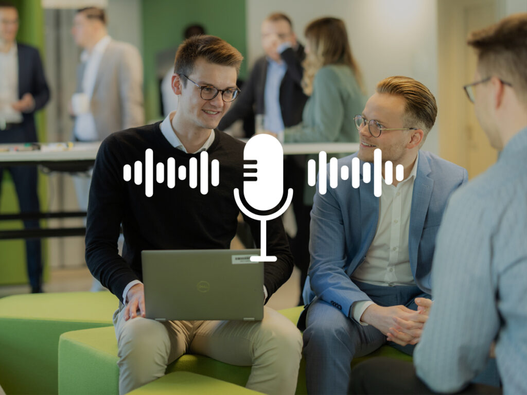 Zwei Männer im Hintergrund, im Vordergrund ein Podcast-Mikrophon als Grafik